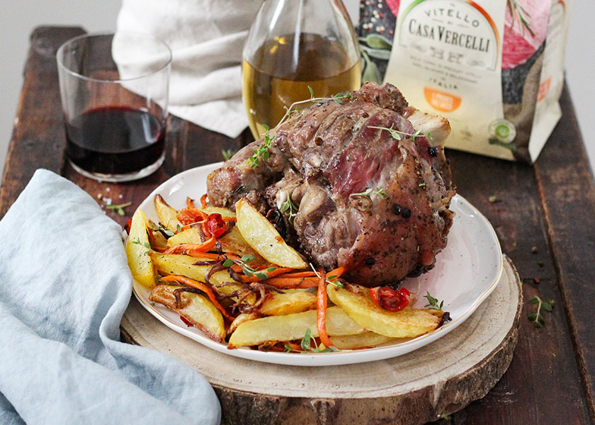 Stinco di vitello con patate, carote e cipolle