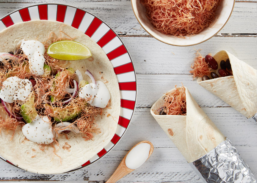 Burrito con insalata di carne, avocado, fagioli e cipolla