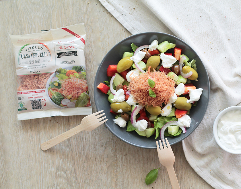 Insalata greca con sfilacci di carne di vitello con packaging