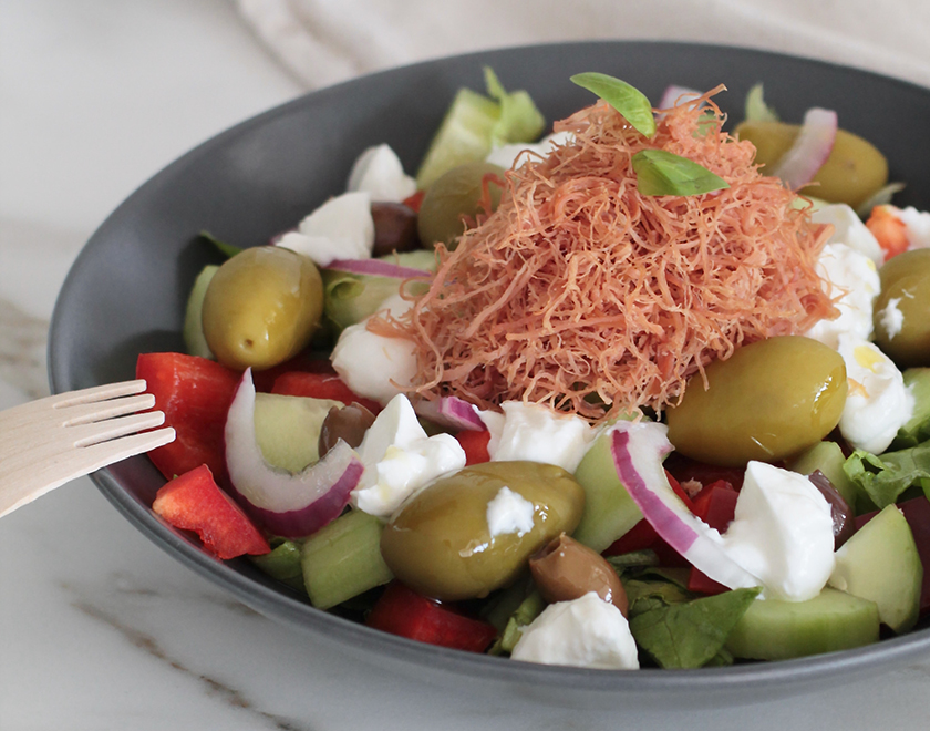 Insalata con sfilacci di carne di vitello in primo piano