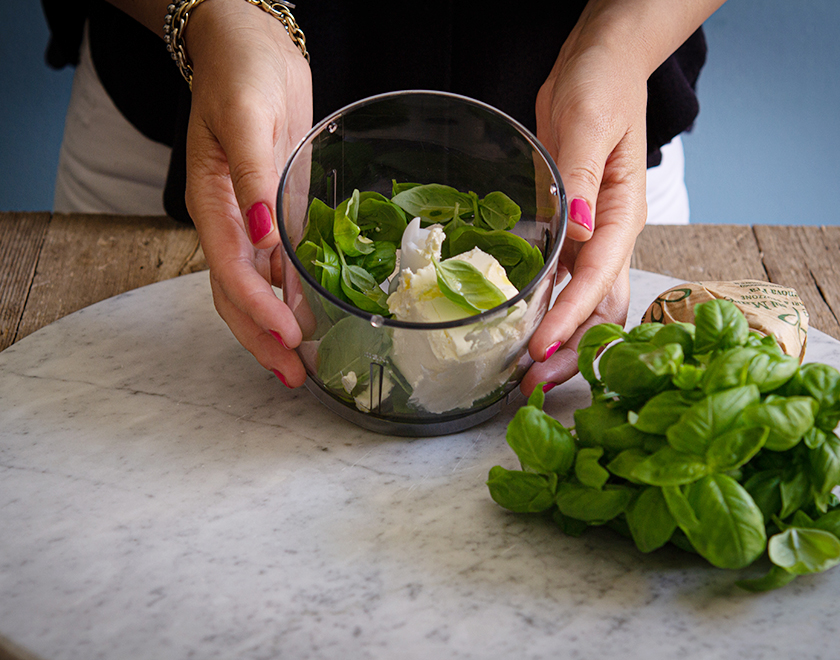 Preparazione salsa al basilico e robiola