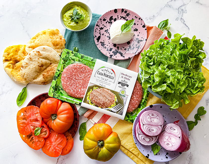 Pita burger di vitello alla caprese con ingredienti e packaging