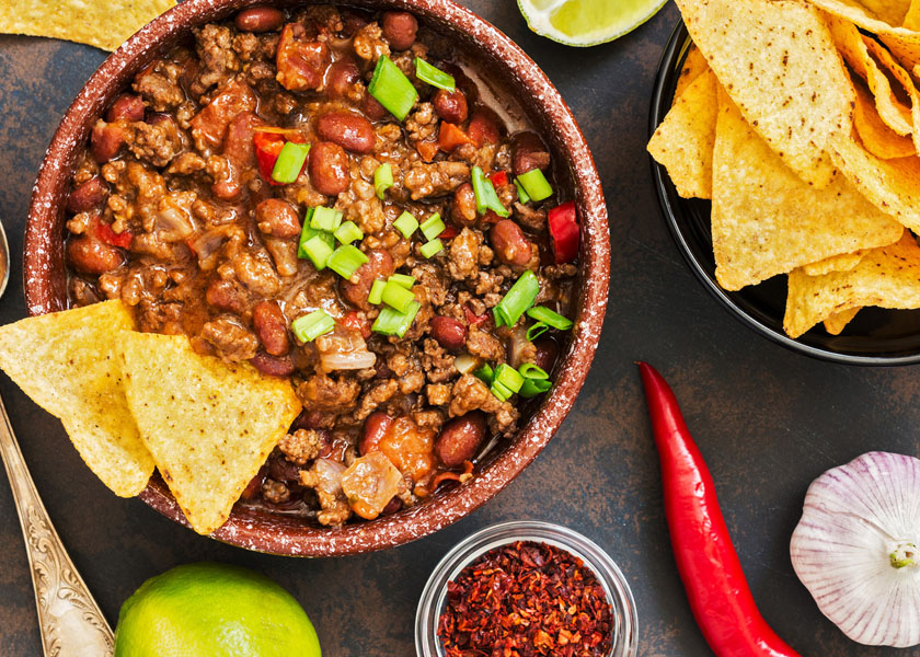Piatto di chili, tortillas e spezie messicane