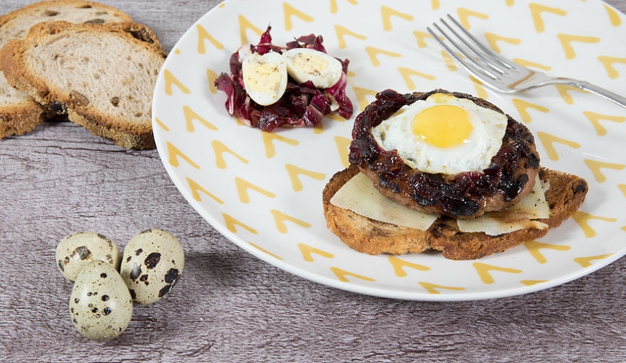 Hamburger con uova di quaglia e cipolle caramellate