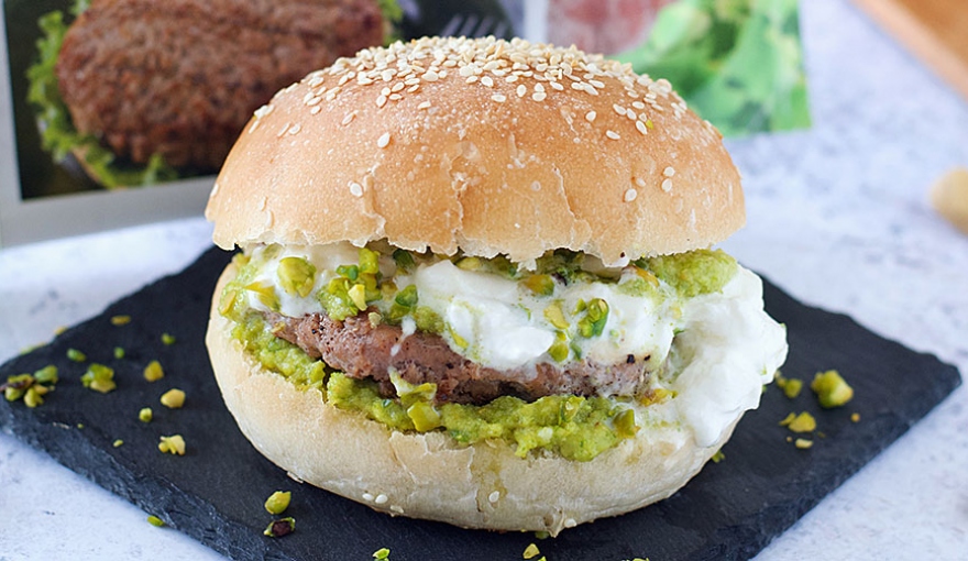 Hamburger con burrata, pesto e granella di pistacchi