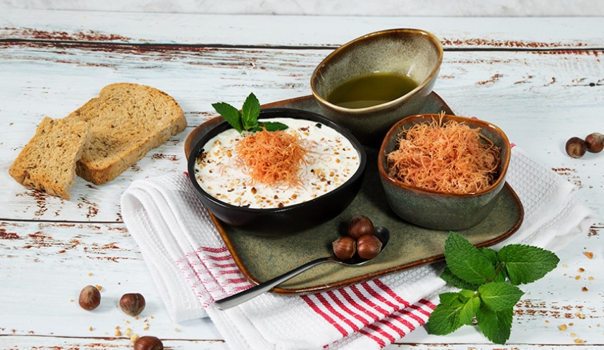 Insalata di carne con stracciatella, nocciole e menta