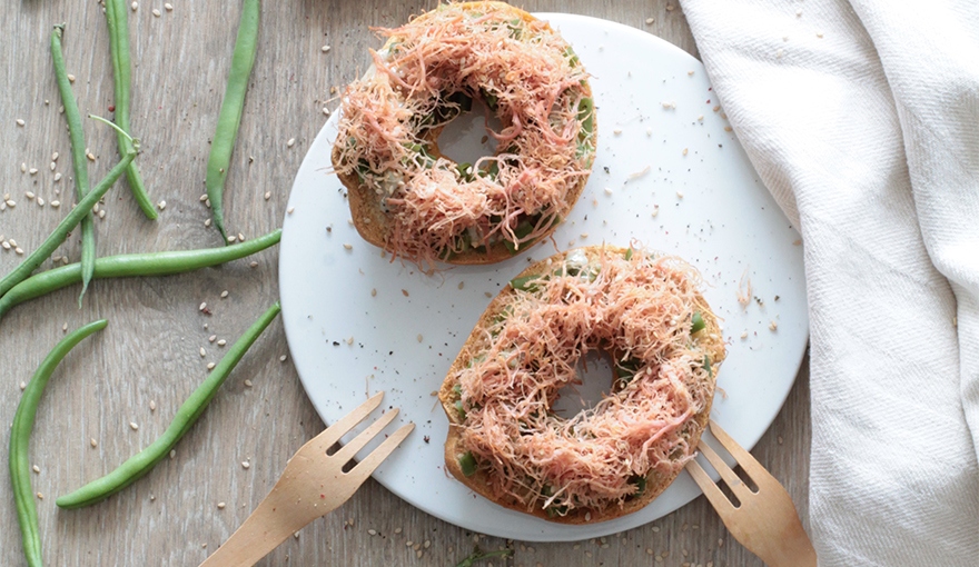 Friselle con insalata di carne, fagiolini e salsa di sesamo