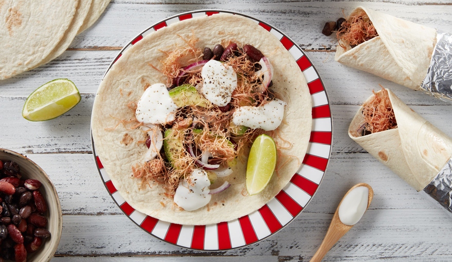 Burrito con insalata di carne, avocado, fagioli e cipolla