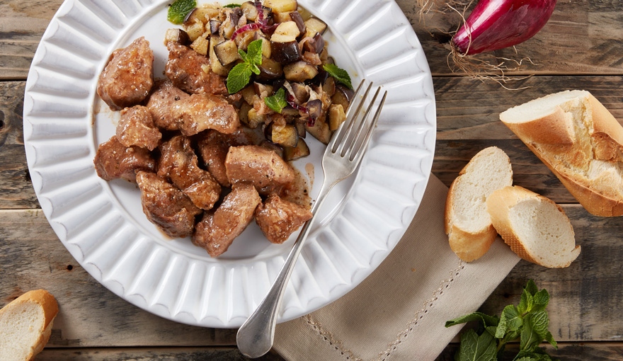 Spezzatino con melanzane e cipolle rosse in agrodolce