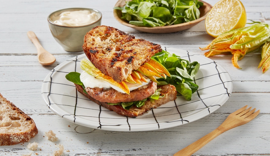 Hamburger con mozzarella di bufala e fiori di zucca