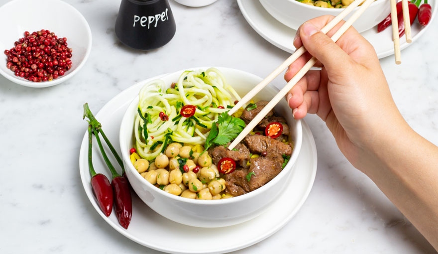 Indian bowl con riso al curry, spezzatino e verdure croccanti