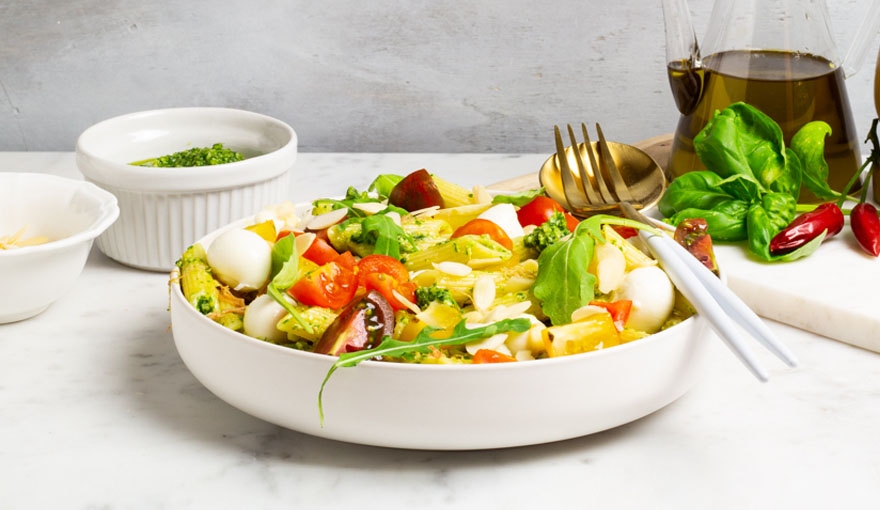 Pasta fredda, pesto di rucola, pomodori e insalata di carne