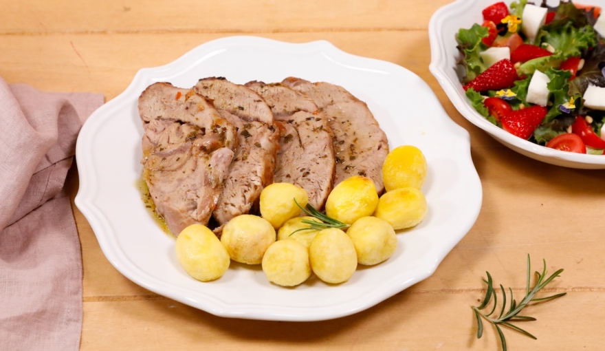 Arrosto di vitello con patate al forno e insalata di fragole