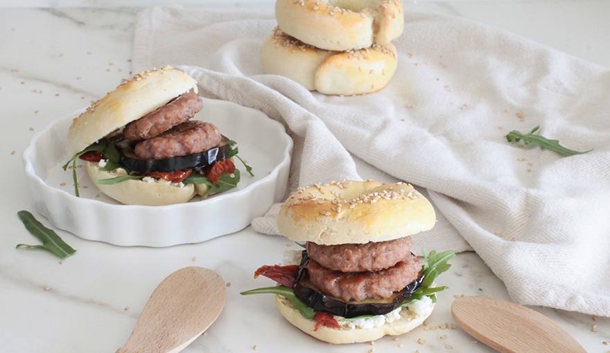  Mini hamburger con melanzane, pomodori secchi, rucola e feta