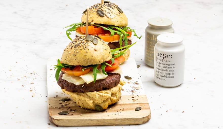 Burger alla segale con hummus di zucca e pecorino