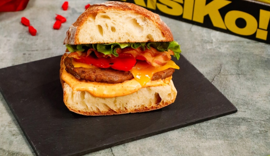 Ciabatta burger con salsa piccante