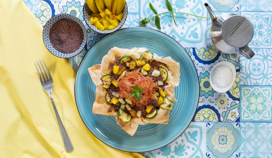 Cestino con cous cous nero, insalata di carne e mango