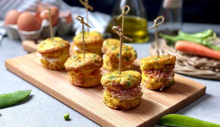 Frittatine ripiene con insalata di carne e formaggio cremoso