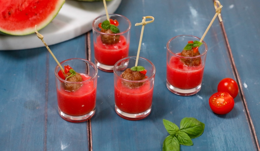 Gazpacho di anguria e pomodoro con polpettine di vitello