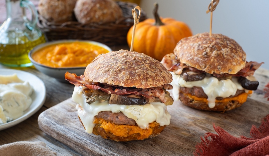 Hamburger con bun integrale, crema di zucca, gorgonzola, porcini e speck croccante