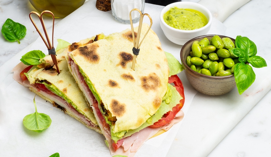 Piadina di kamut con mayo di edamame e prosciutto di vitello