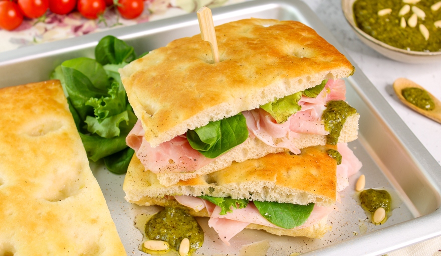 Focaccia con prosciutto di vitello e pesto di rucola