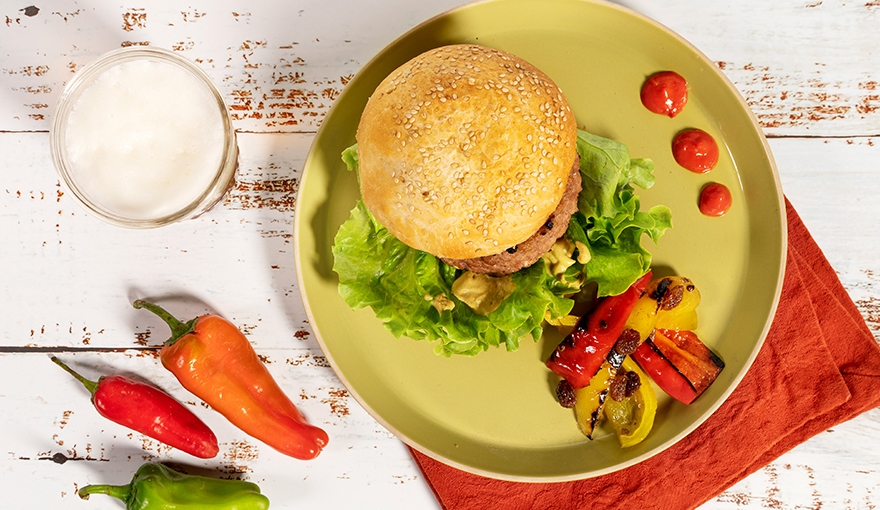 Hamburger con salsa al peperoncino, uvetta e peperoni