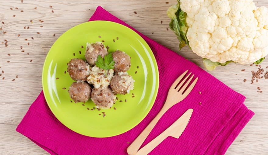 Polpette con crema di cavolfiore e semi di lino