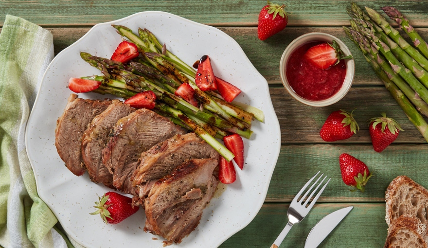 Arrosto freddo con asparagi marinati e coulis di fragole