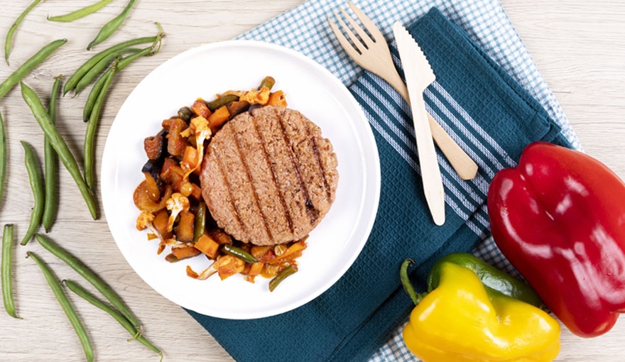 Hamburger con caponata di fine estate