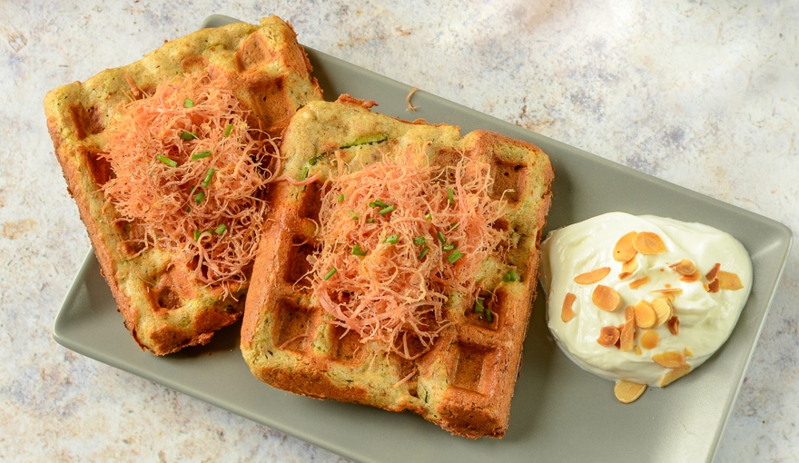 Waffel salati con insalata di carne