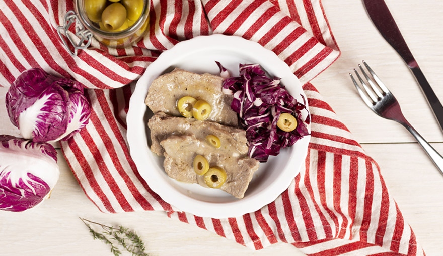 Scaloppine con olive e contorno di trevigiana