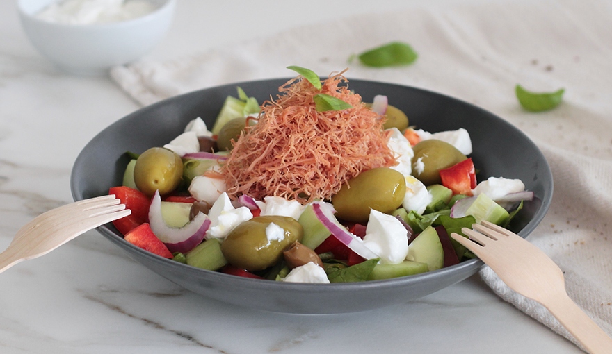 Insalata greca con sfilacci di vitello e yogurt