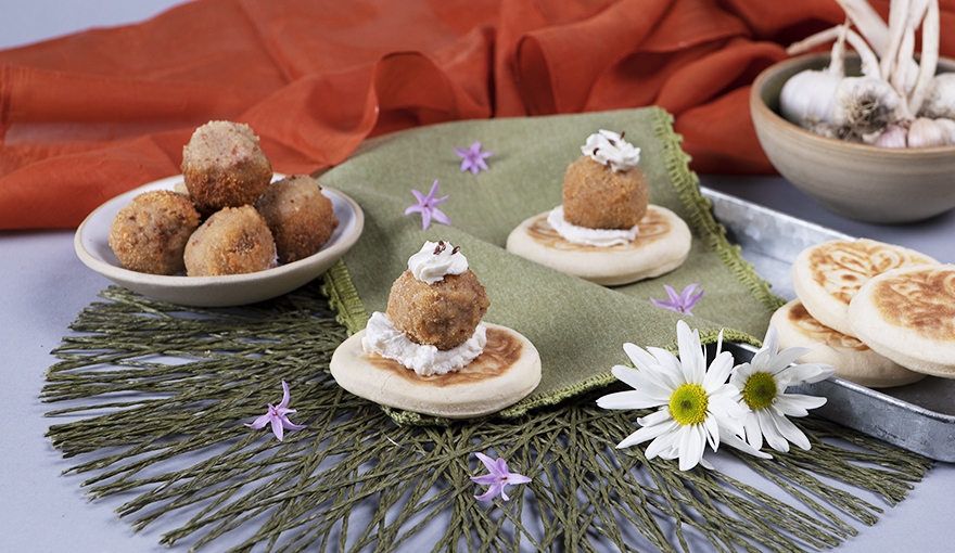 Mini tigelle con caprino morbido e polpette fritte