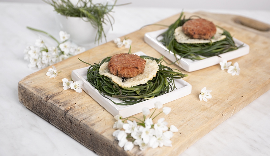 Nidi di agretti con mini burger e cialde di parmigiano