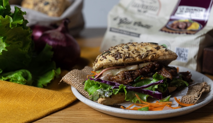 Panino con sfilacci di vitello al Barolo
