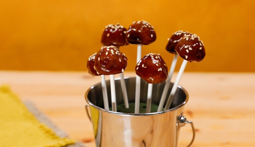Lollipop di polpettine di vitello glassate alla BBQ e miele