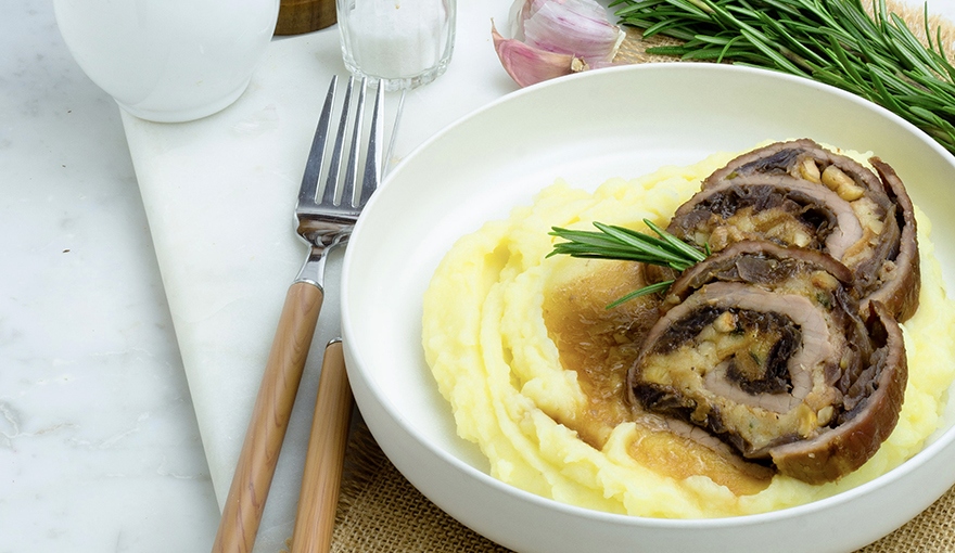 Rotolo con nocciole tostate, cipolle caramellate e pecorino 