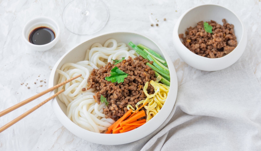 Zha jiang mian: noodles in salsa di fagioli neri