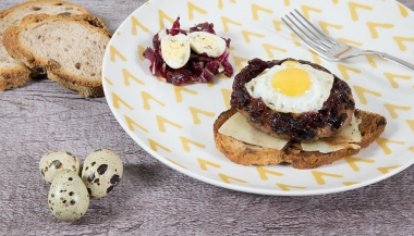 Hamburger con uova di quaglia e cipolle caramellate