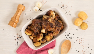 Stinco di vitello con patate novelle e cipolle borettane