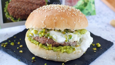 Hamburger con burrata, pesto e granella di pistacchi