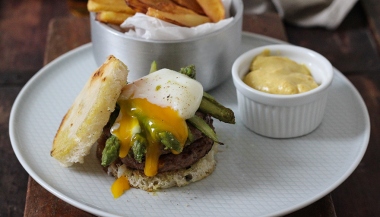 Hamburger con uovo morbido e asparagi glassati