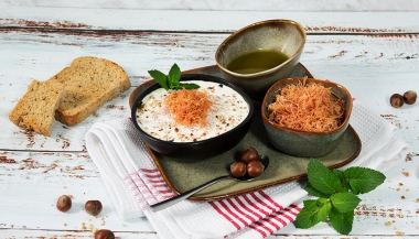 Insalata di carne con stracciatella, nocciole e menta