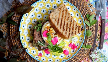 Hamburger con paglierina, melanzane e sciroppo d'acero