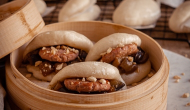 Bao con mini hamburger e melanzane in agrodolce