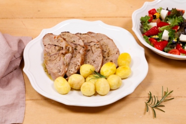 Arrosto di vitello con patate al forno e insalata di fragole