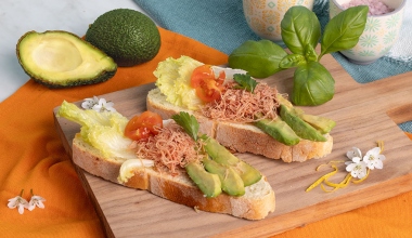 Avocado toast con insalata di carne e scorzette di lime