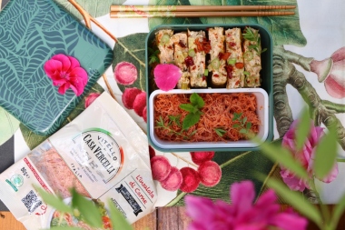Bento box con gyeran mari al kimchi e sfilacci di vitello