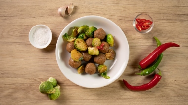 Polpette piccanti con cavoletti di Bruxelles